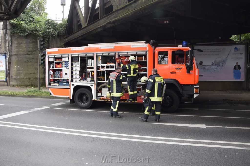 LKW blieb unter Bruecke haengen Koeln Ehrenfeld Innere Kanalstr Hornstr P061.JPG - Miklos Laubert